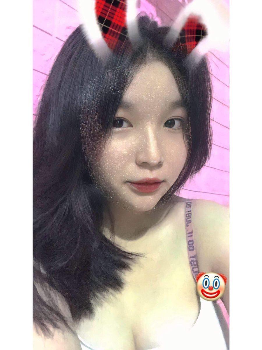 Ảnh mặt gái đẹp với ngực to, long mày mới biểu cảm