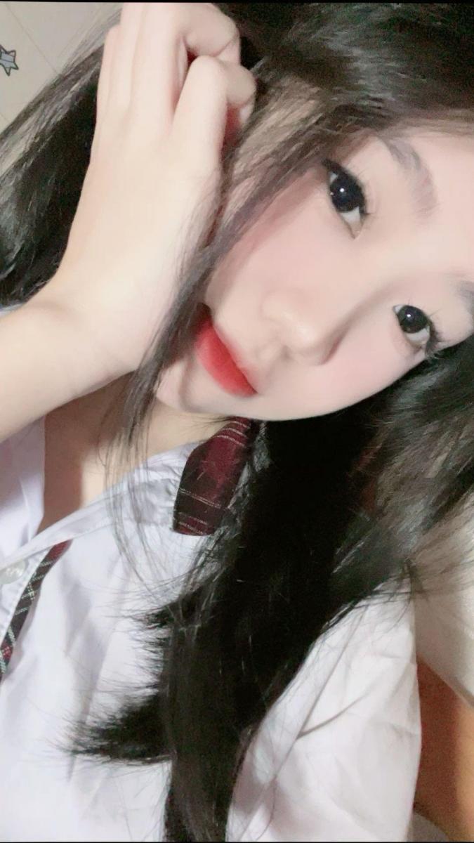 Hình gái xinh sexy với ngực to, long mày đẹp