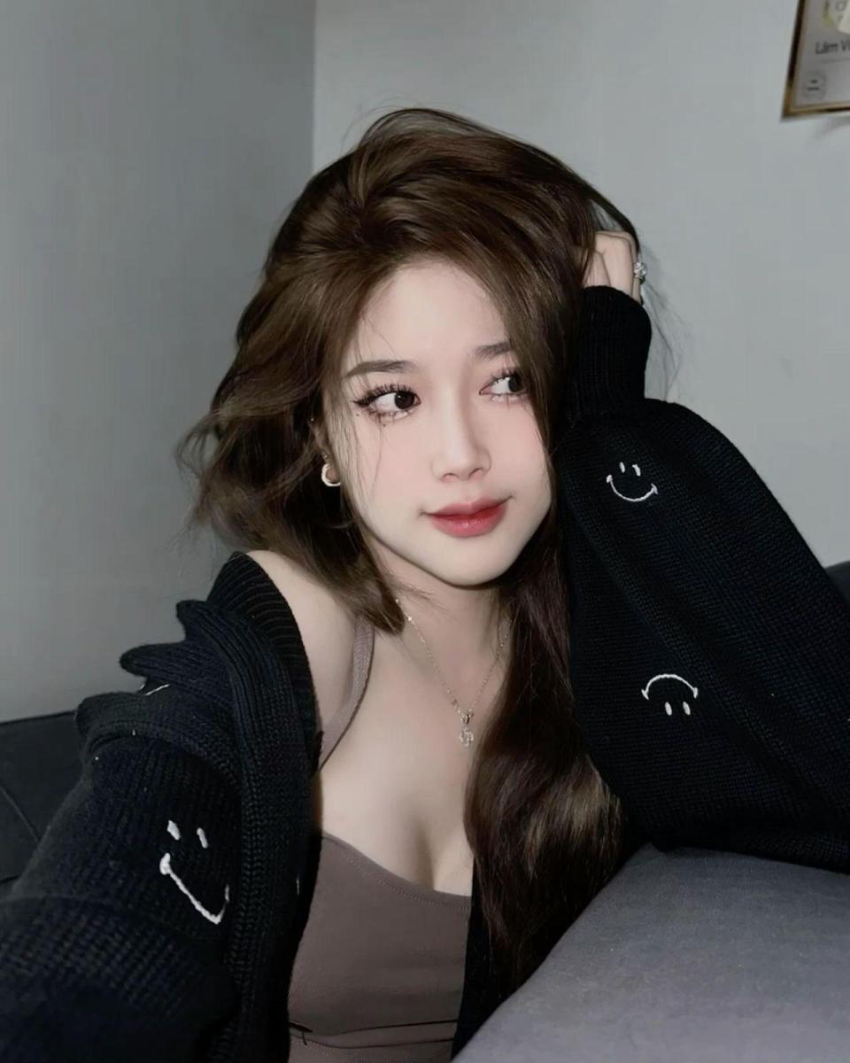 Ảnh nền gái xinh sexy với ngực to, long mày mới sắc đẹp