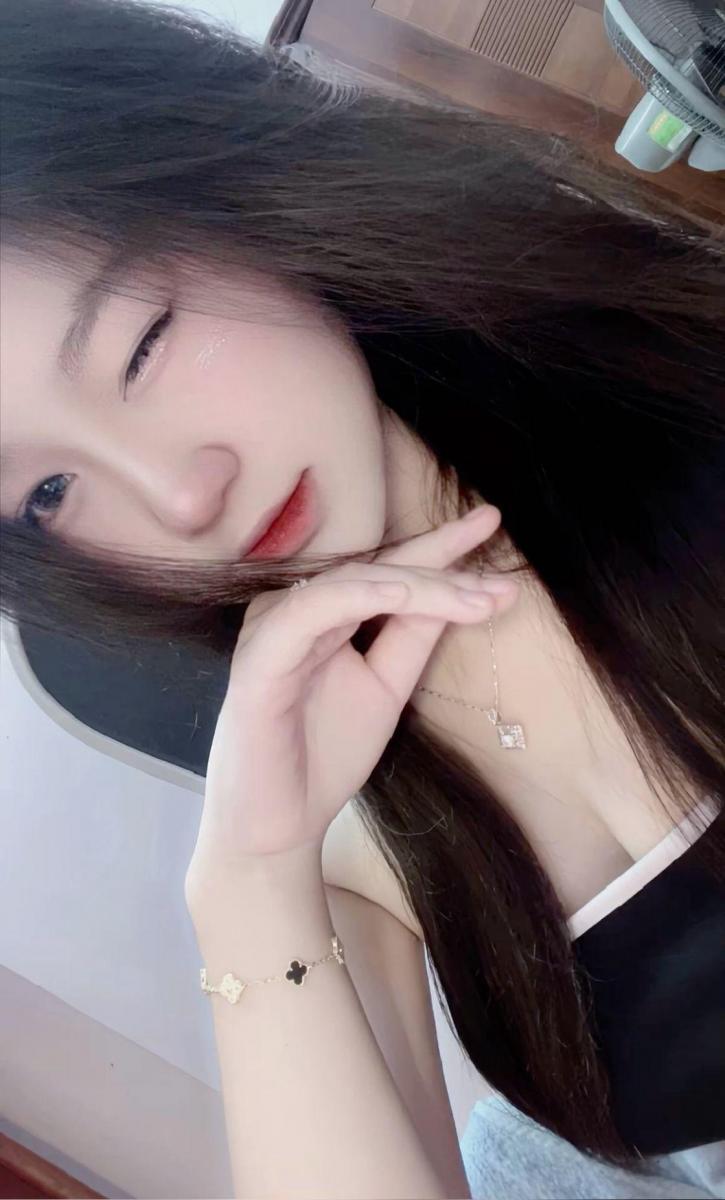 Hình ảnh gái xinh mông to với long mi đẹp