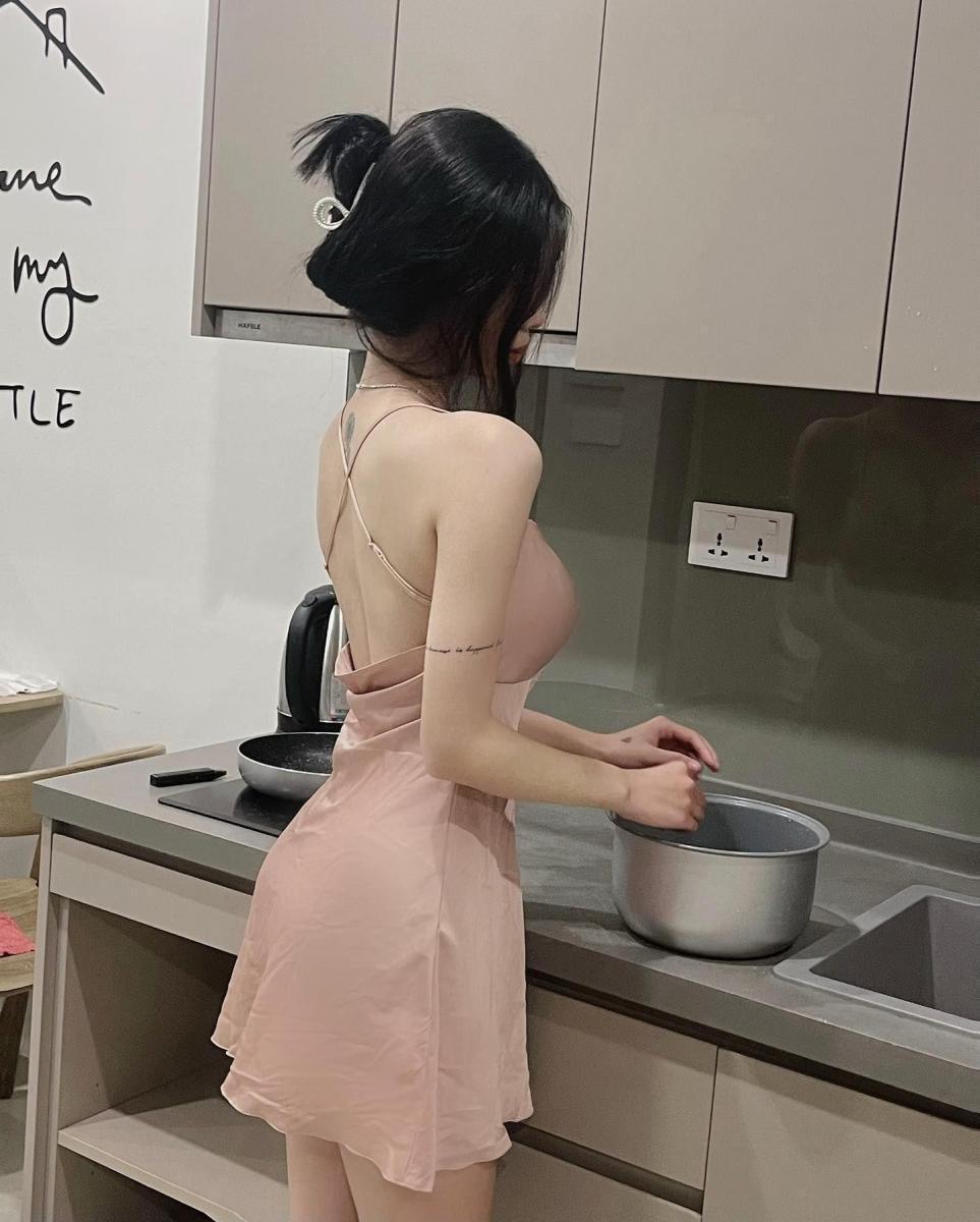 Gái xinh quần ngắn ngủ trong bộ đồ ngủ