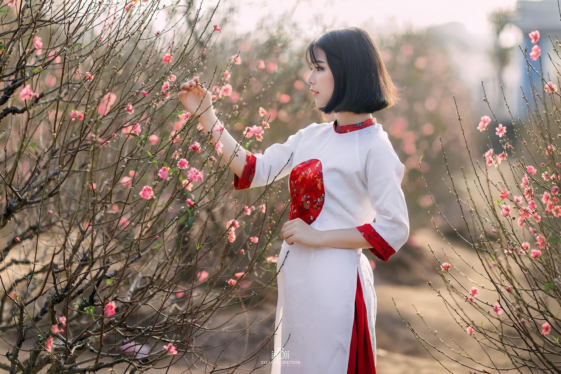 Gái xinh hỏa thân bên hoa mùa xuân