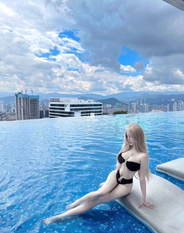 Mẫu ảnh gái xinh bụ to giữa tòa nhà cao tầng