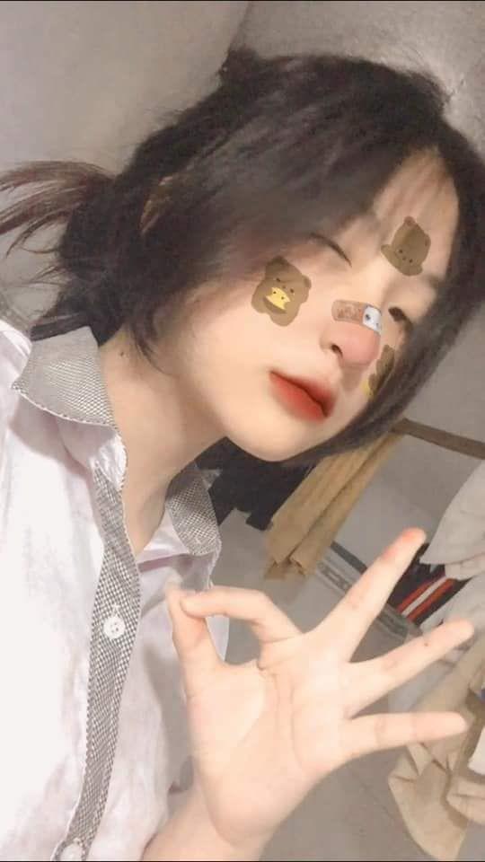 Gái xinh 2k10 che mặt, ngực to và biểu cảm khuôn mặt