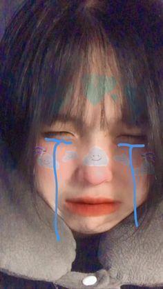 Ảnh gái xinh nhỏ tuổi đi học với biểu cảm dễ thương