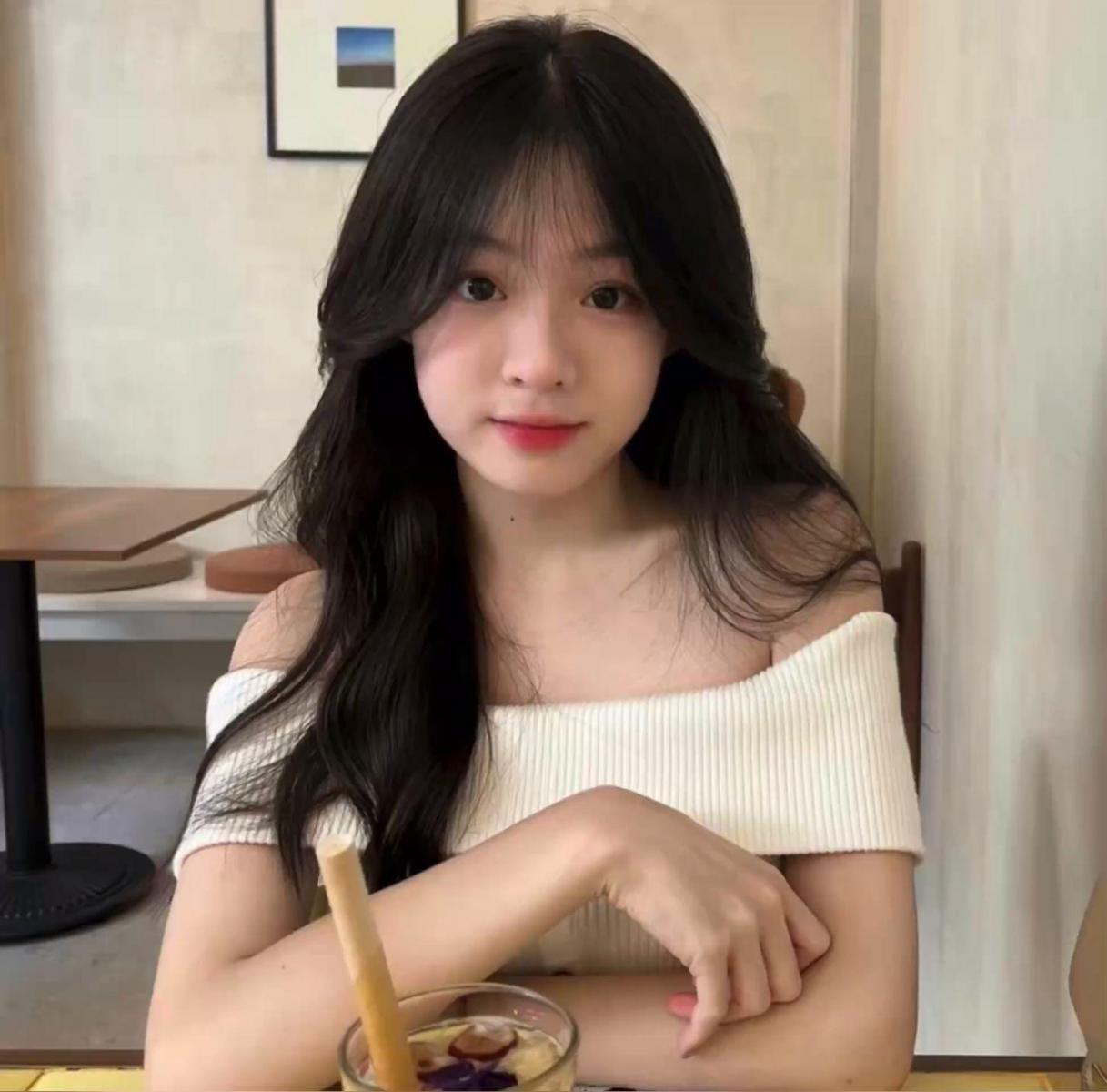 Gái xinh ảnh ngực to với kiểu tóc sóc