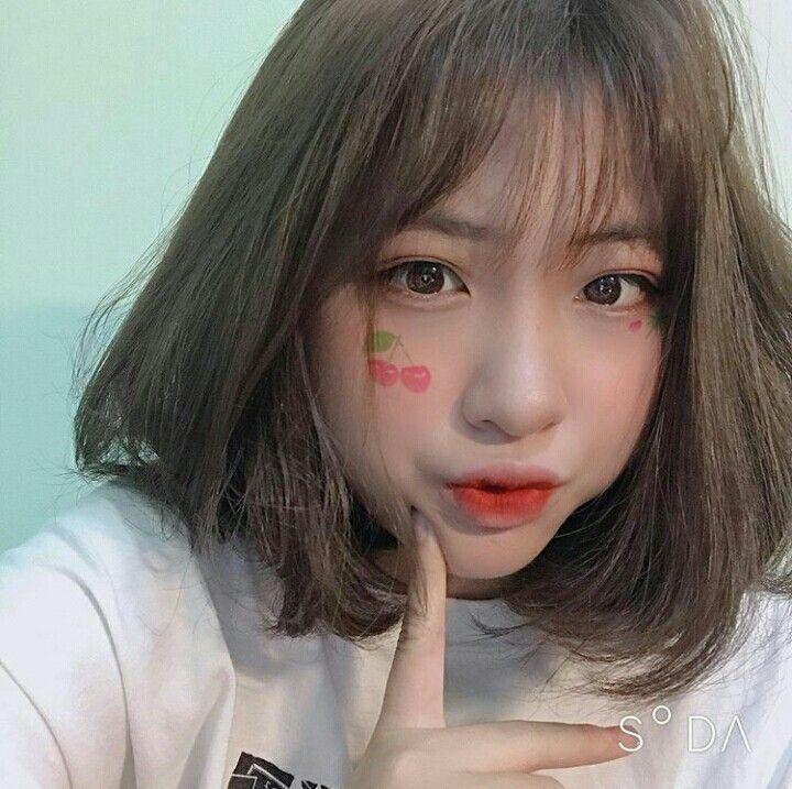 Ảnh gái xinh cầm hoa, ngực to và biểu cảm khuôn mặt