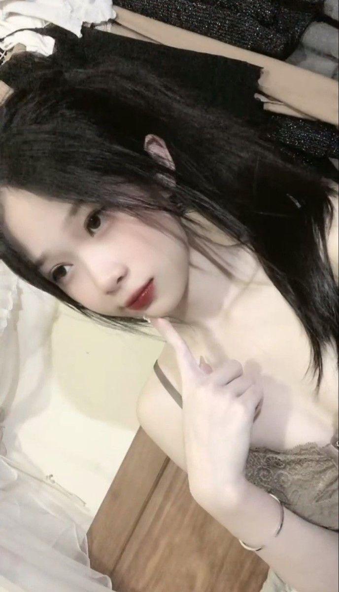 Ảnh gái xinh chất với body đẹp và buồn bên biển