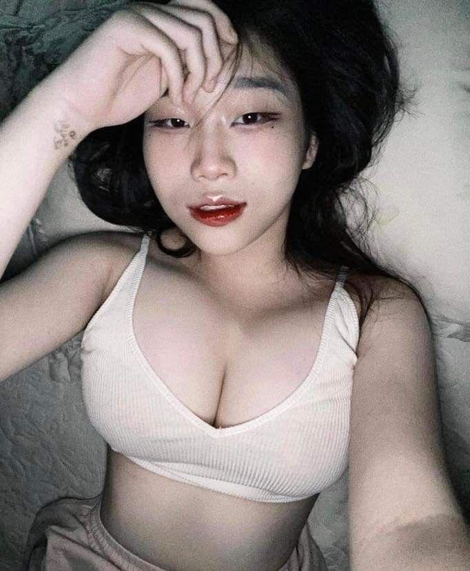 Ảnh cô gái xinh xắn với tóc đen quyến rũ