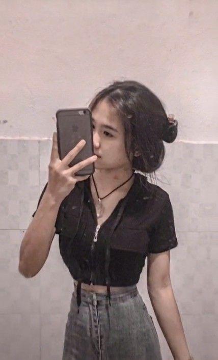Cô gái xinh xắn trong bộ thời trang mới