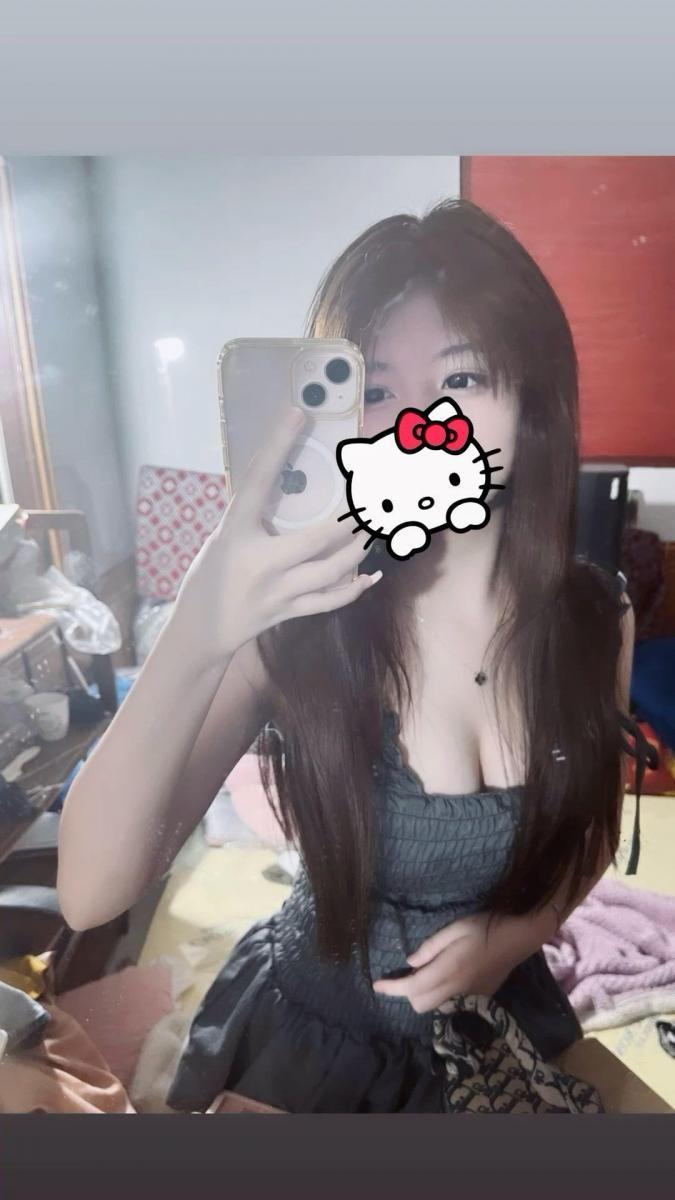 Ảnh gái xinh ngực to mới tóc đen dài mi