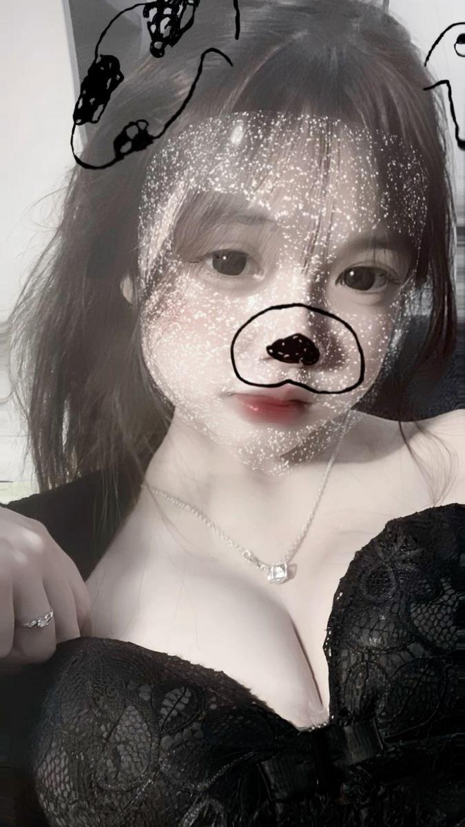 Ảnh gái xinh đẹp với ngực to, tóc đen trên Facebook