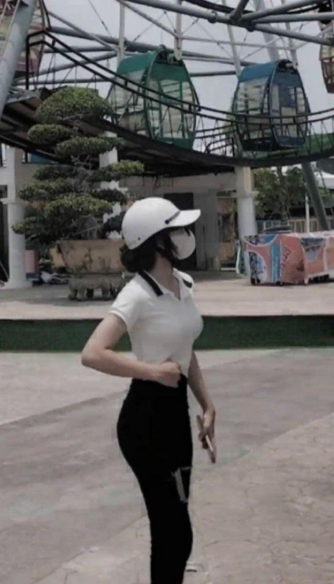 Ảnh gái xinh mu to đeo mắt kính đẹp