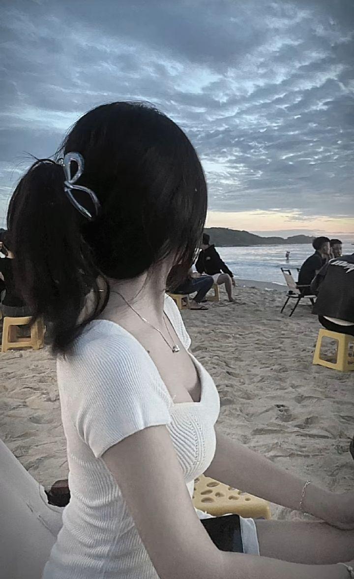 Ảnh gái đẹp bãi biển mùa hè rảnh rỗi