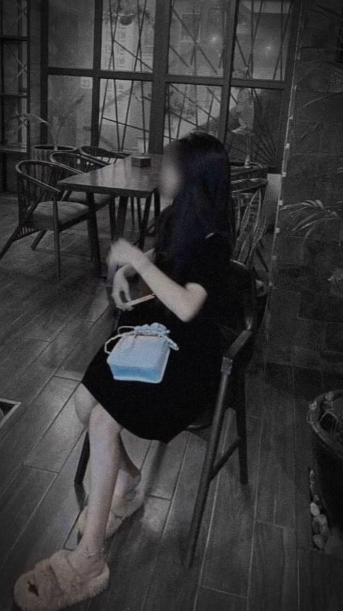 Gái xinh hot ngồi bên nội thất đen sang trọng