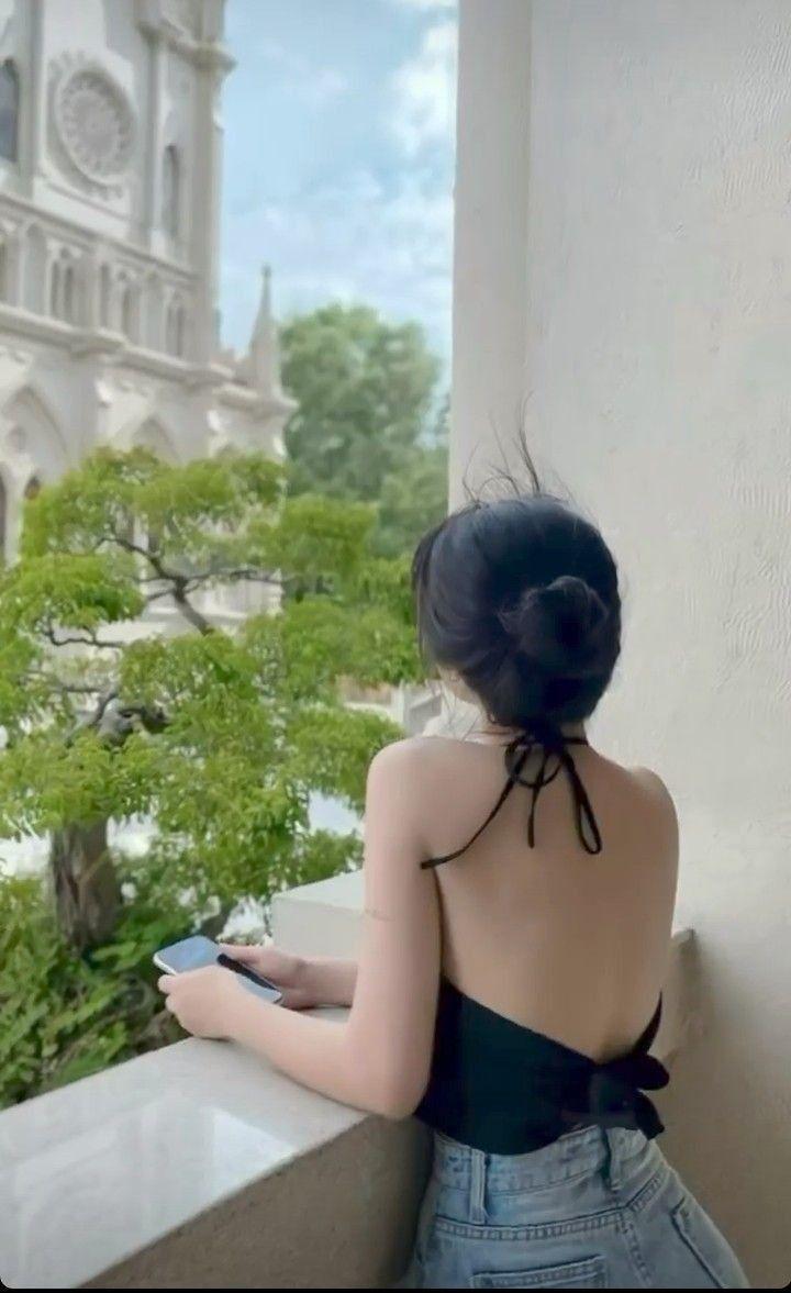 Ảnh gái xinh đeo kính ngầu và đầm sen đẹp