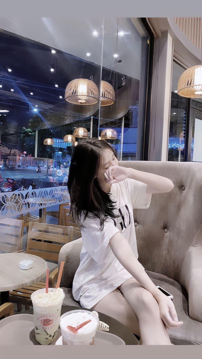 Ảnh gái xinh khoe hàng tại nhà hàng đẹp