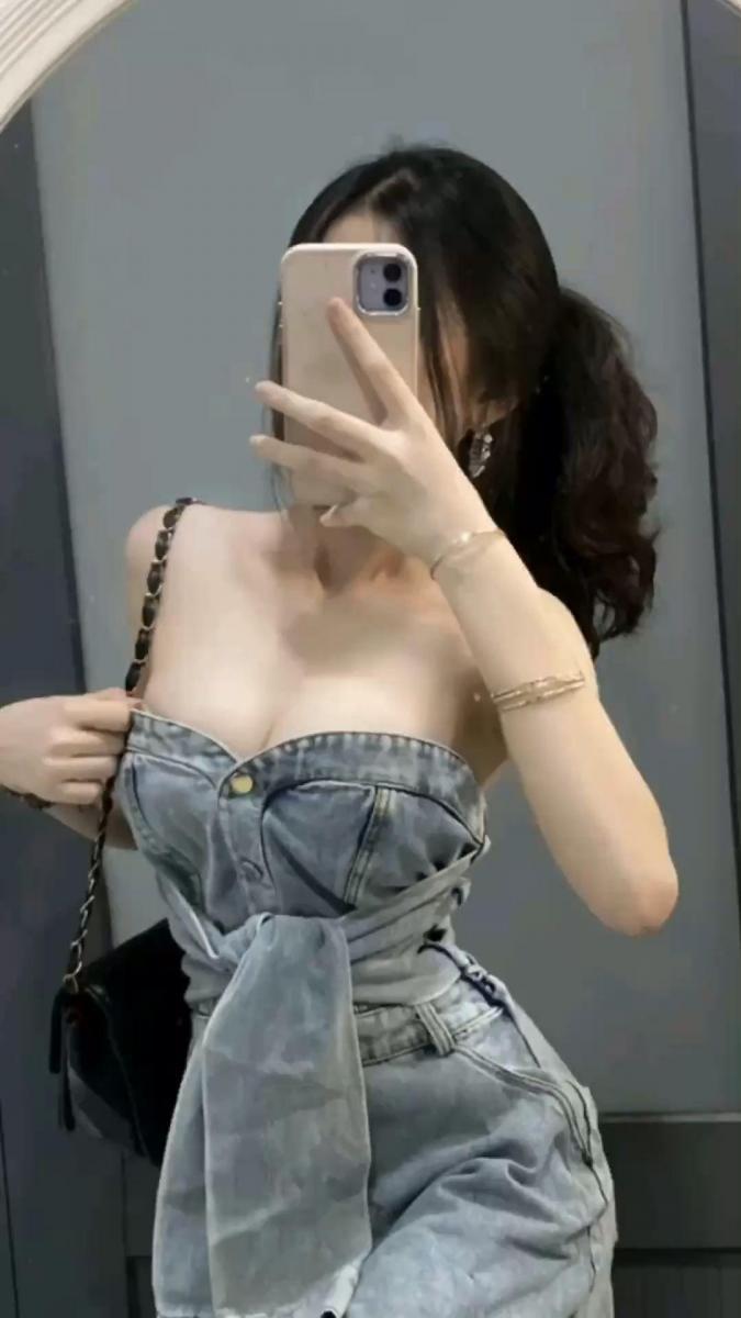 Ảnh gái xinh không mặc quần áo trong bộ sưu tập thời trang