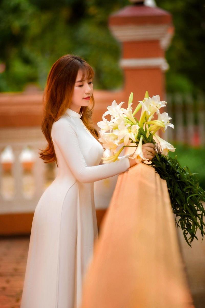 Ảnh nền gái xinh đẹp trong trang phục trắng