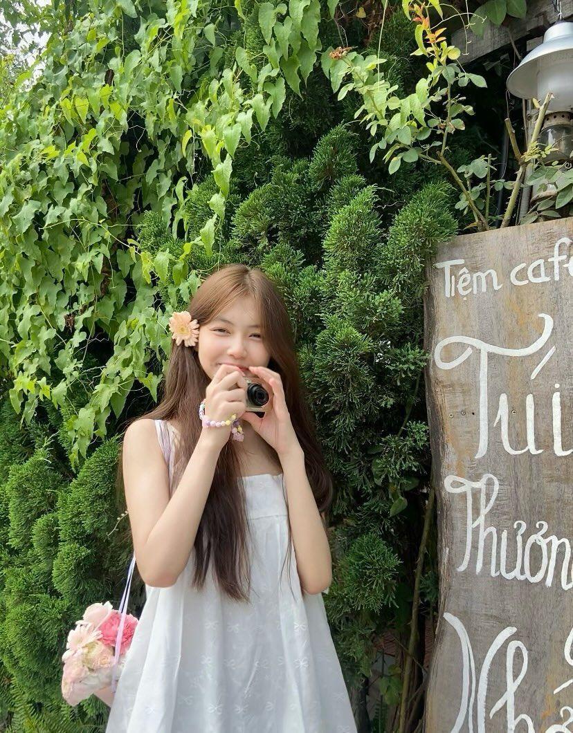 Gái xinh mặc áo dài, tóc dài ngầu và hạnh phúc