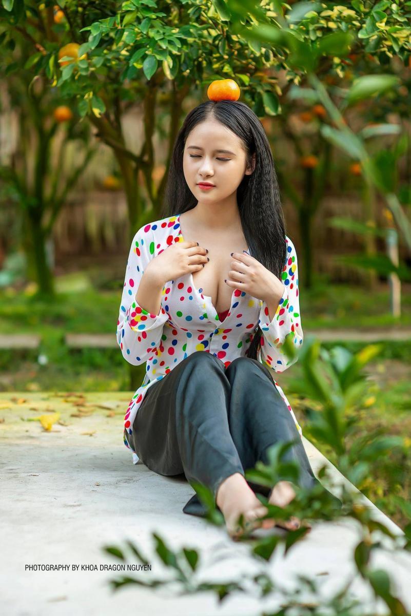 Ảnh con gái xinh đẹp với tóc đen trong bar