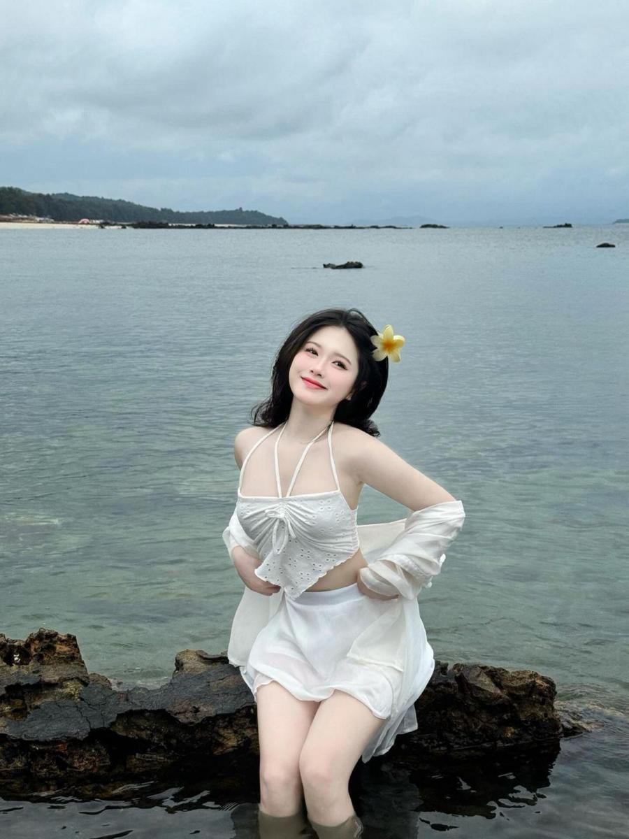 Ảnh gái xinh với ngực to và tóc đen đẹp