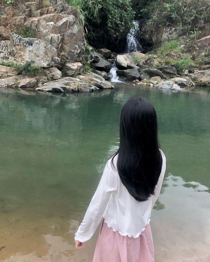 Hình ảnh gái xinh ngực to bên suối đẹp