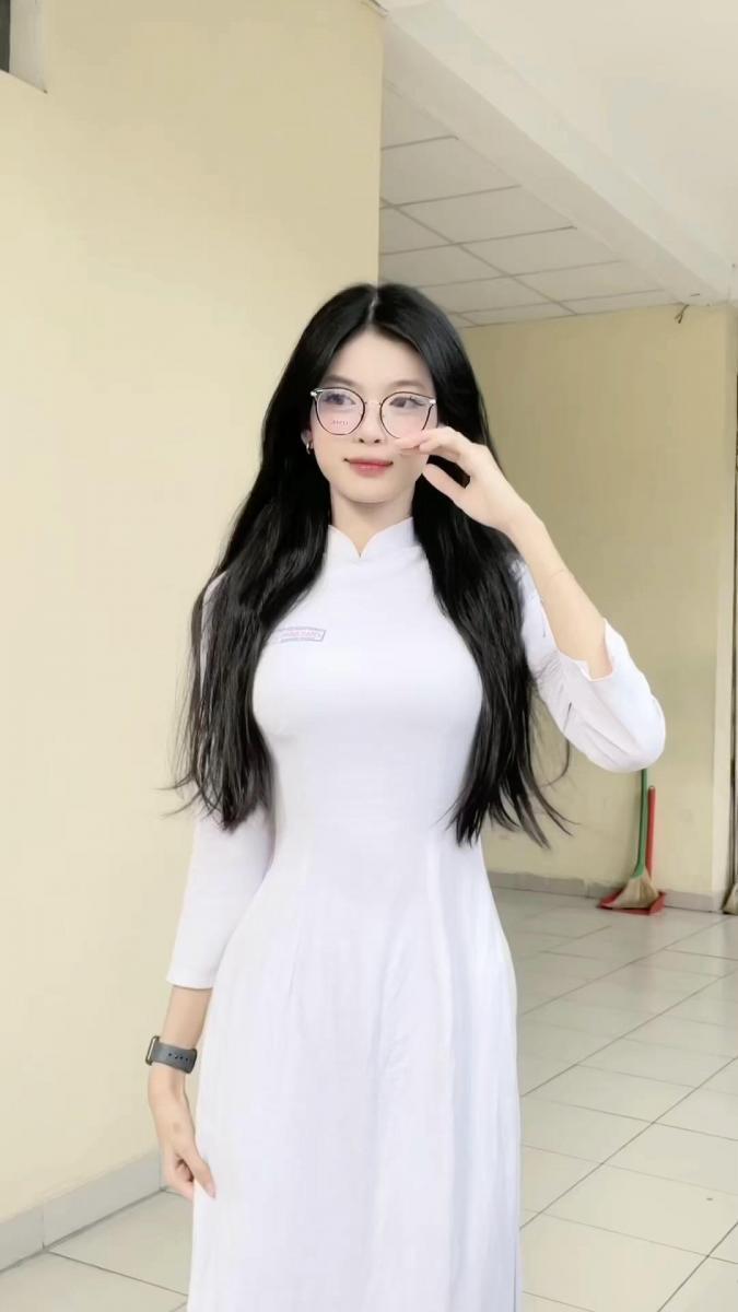 Hình cô gái xinh trong áo cổ sắc đẹp