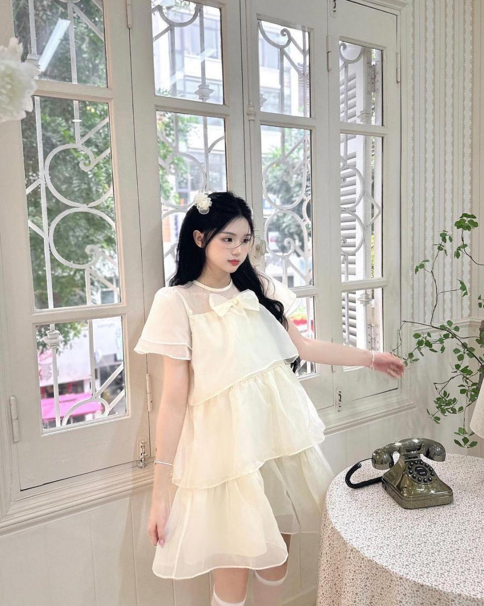 Gái xinh khoe ngực to tay áo đầm đẹp
