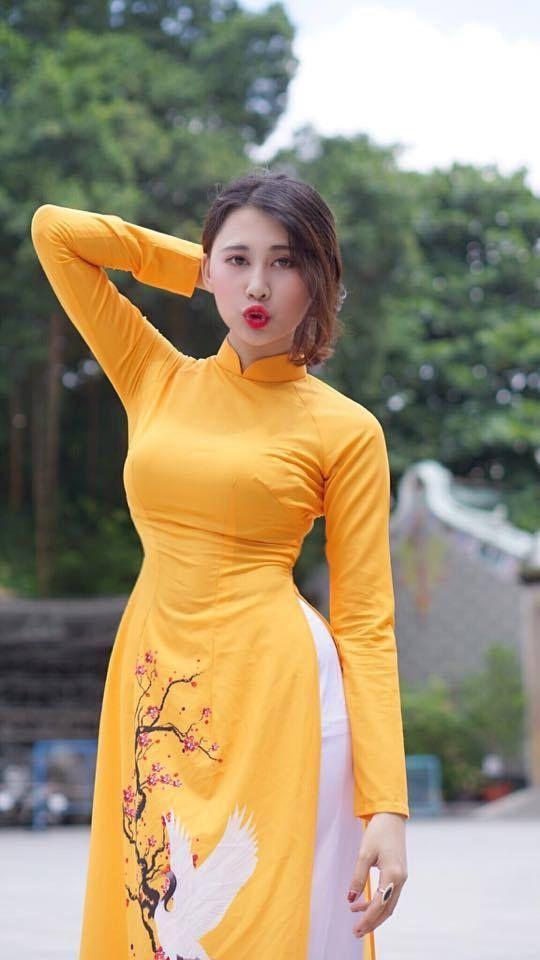 Gái xinh mặc bikini màu trắng trong bộ sưu tập thời trang