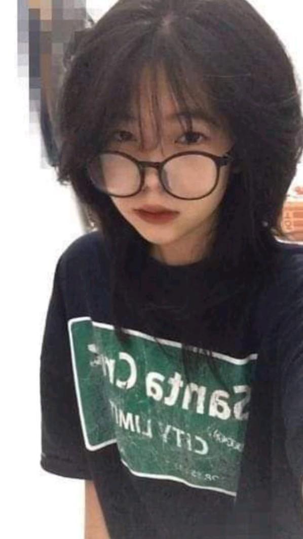 Gái xinh mặc áo yếm khoe vẻ đẹp tự nhiên