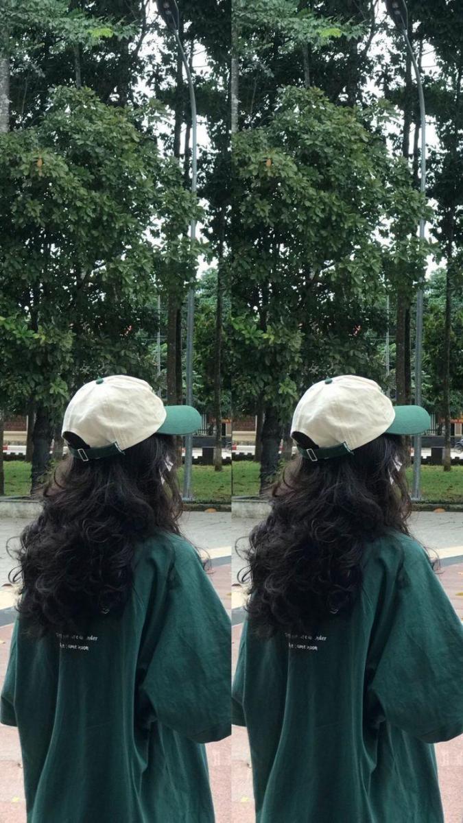 Gái lộ mu xinh đẹp trong áo mũ lưỡi trai chơi cricket