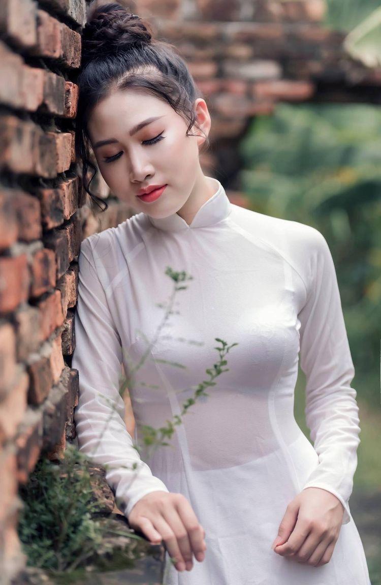 Gái xinh mặc áo dài trắng trong bộ sưu tập thời trang