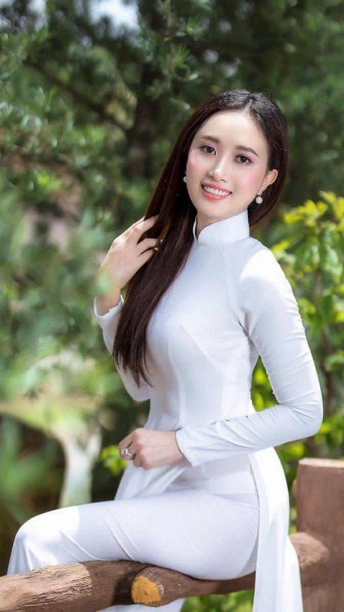 Gái xinh áo dài trắng bên hồ, hinh gai dep nguc to