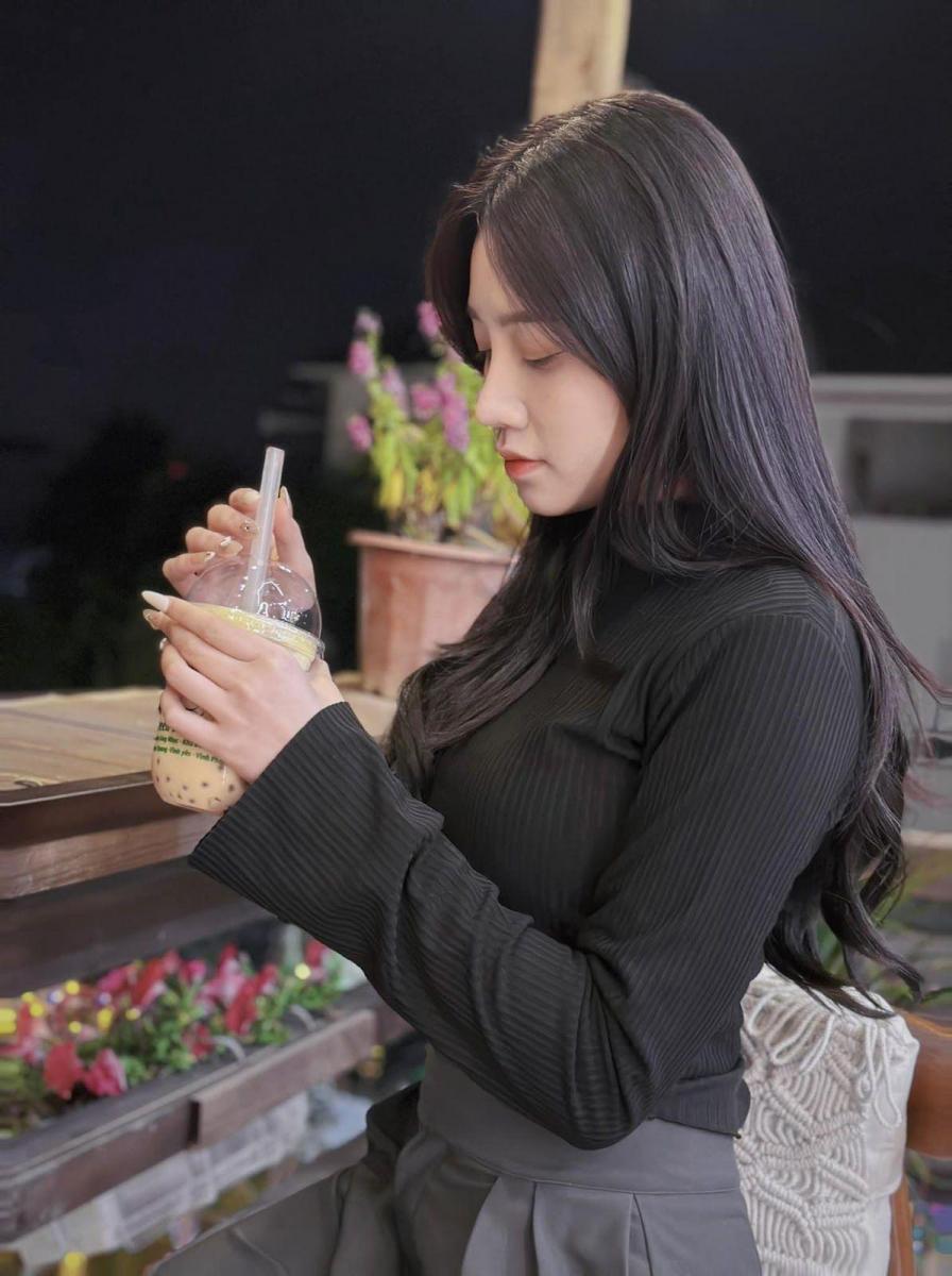 Gái xinh hở bạo với ngực to tay áo tóc đen đẹp Thủy Quỳnh