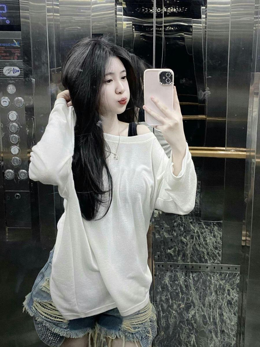 Gái xinh tắm trong áo vải cổ, ngực to tay đẹp