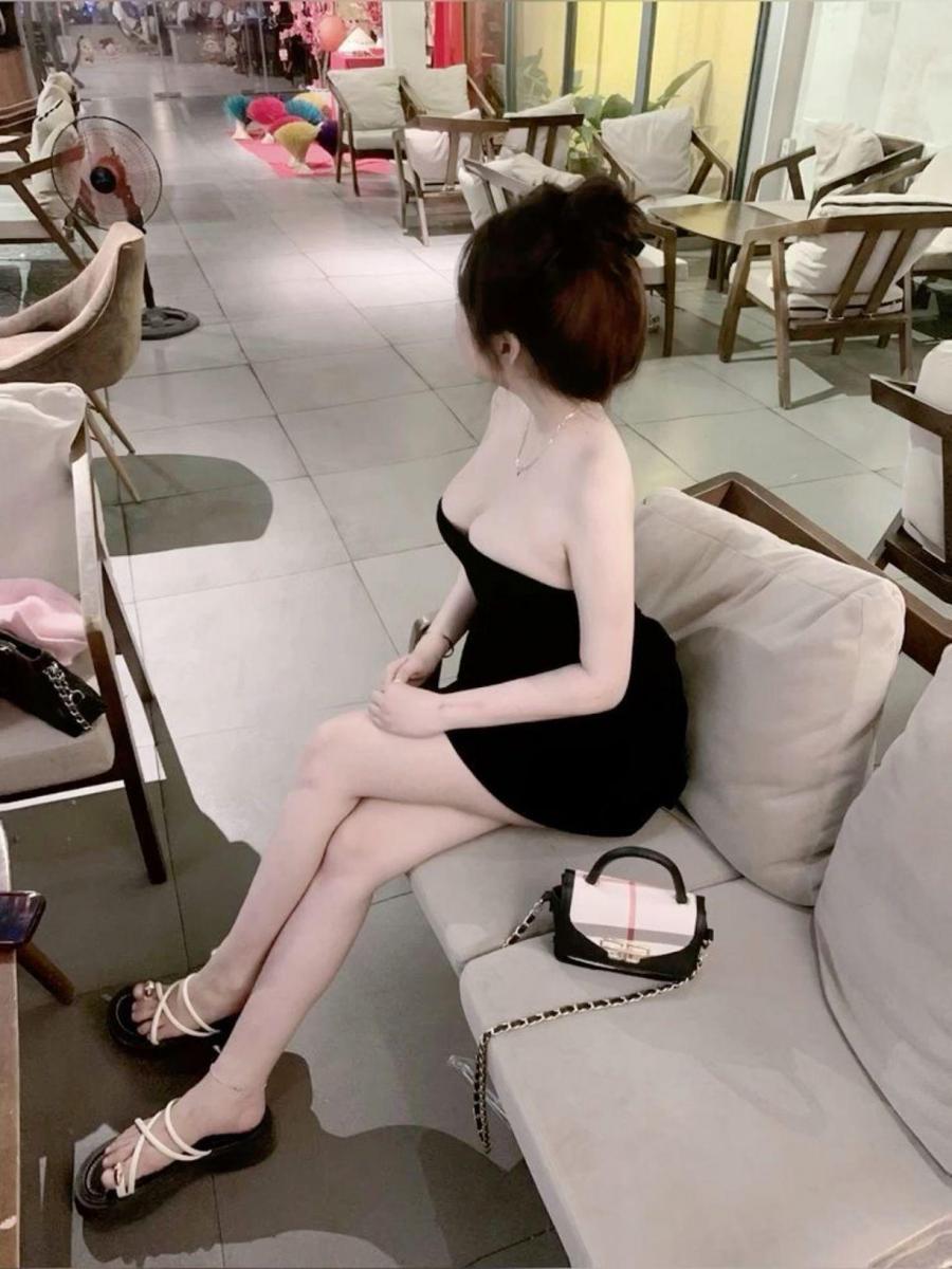 Ảnh gái xinh gym trong trang phục đầm duyên dáng