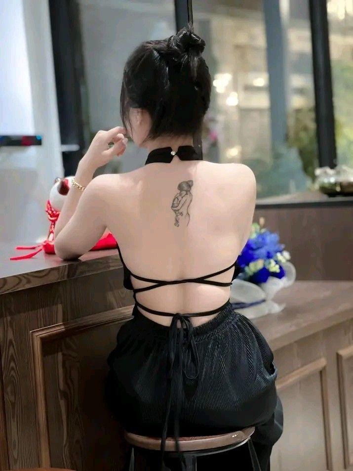 Ảnh gái xinh lung linh với ngực to thời trang đen
