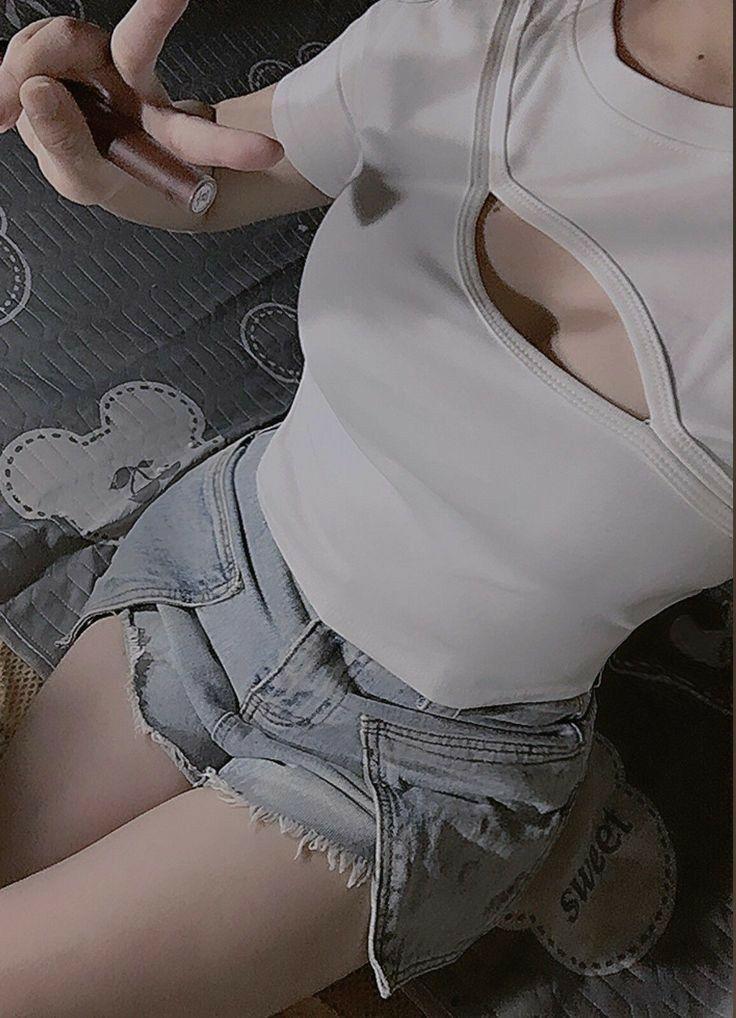 Ảnh cô gái xinh đẹp trong váy trắng