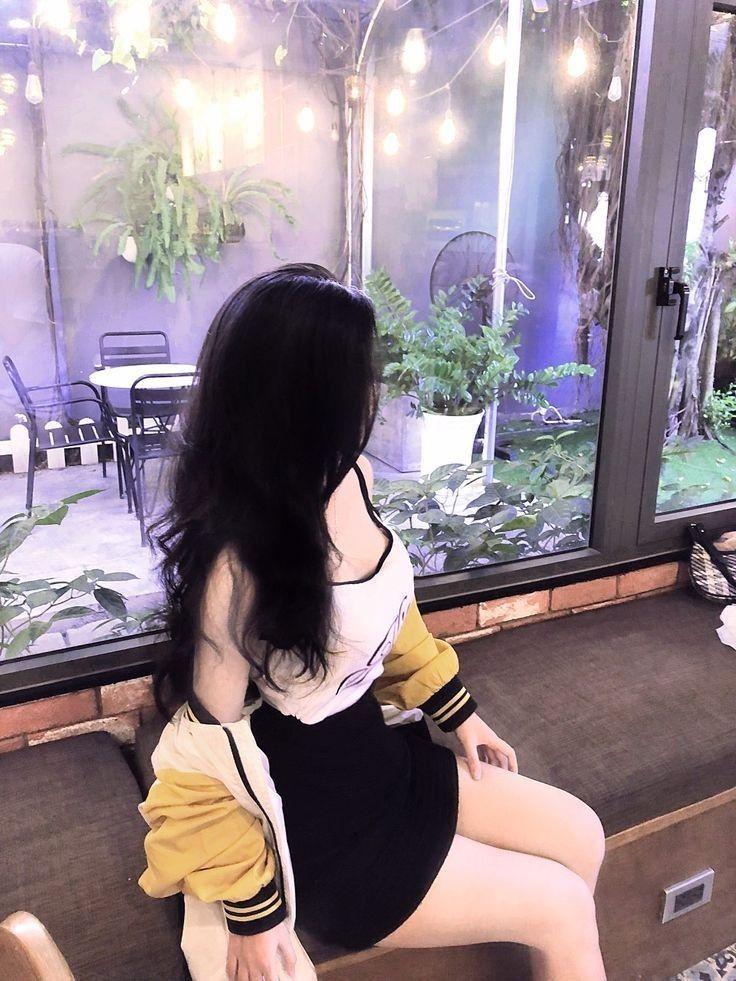Gái Xinh Quyến Rũ Mặc Váy Trắng Và Đeo Khẩu Trang