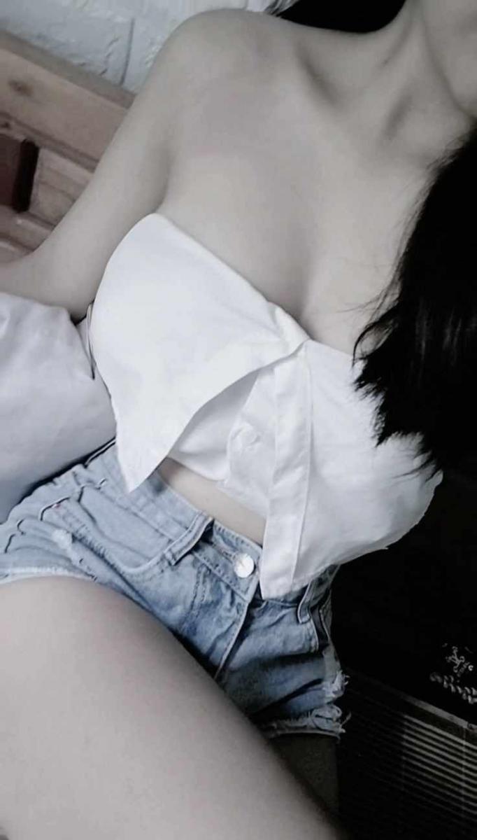 Ảnh gái xinh trắng với ngực to và tóc đen