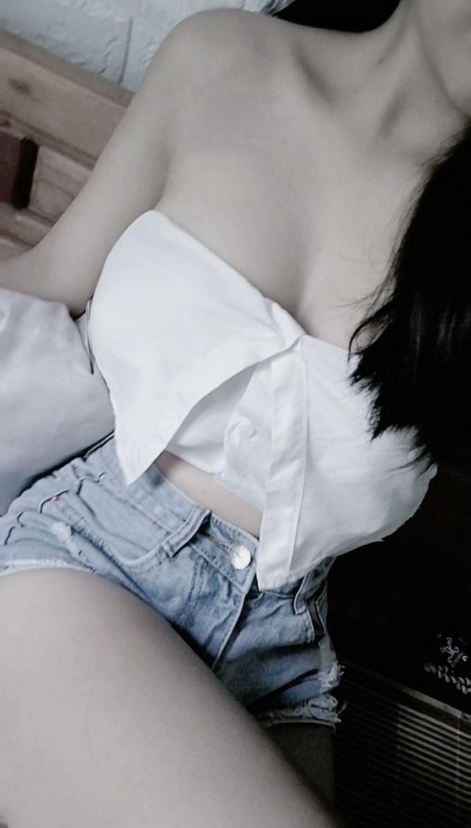 Ảnh gái xinh ngực to thời trang tóc đen