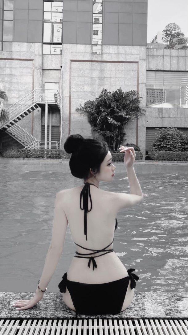 Ảnh nóng gái xinh với thời trang tóc đen lưng