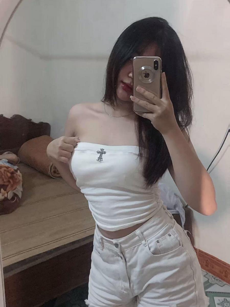 Gái xinh cởi áo sơ mi không tay thật quyến rũ