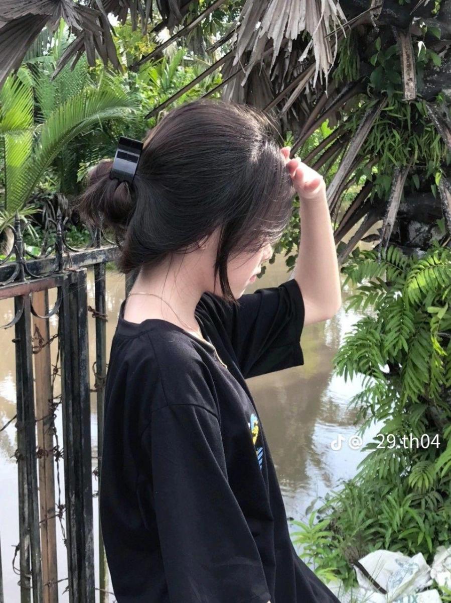 Hình ảnh cô gái xinh đẹp với ngực to và tóc đen