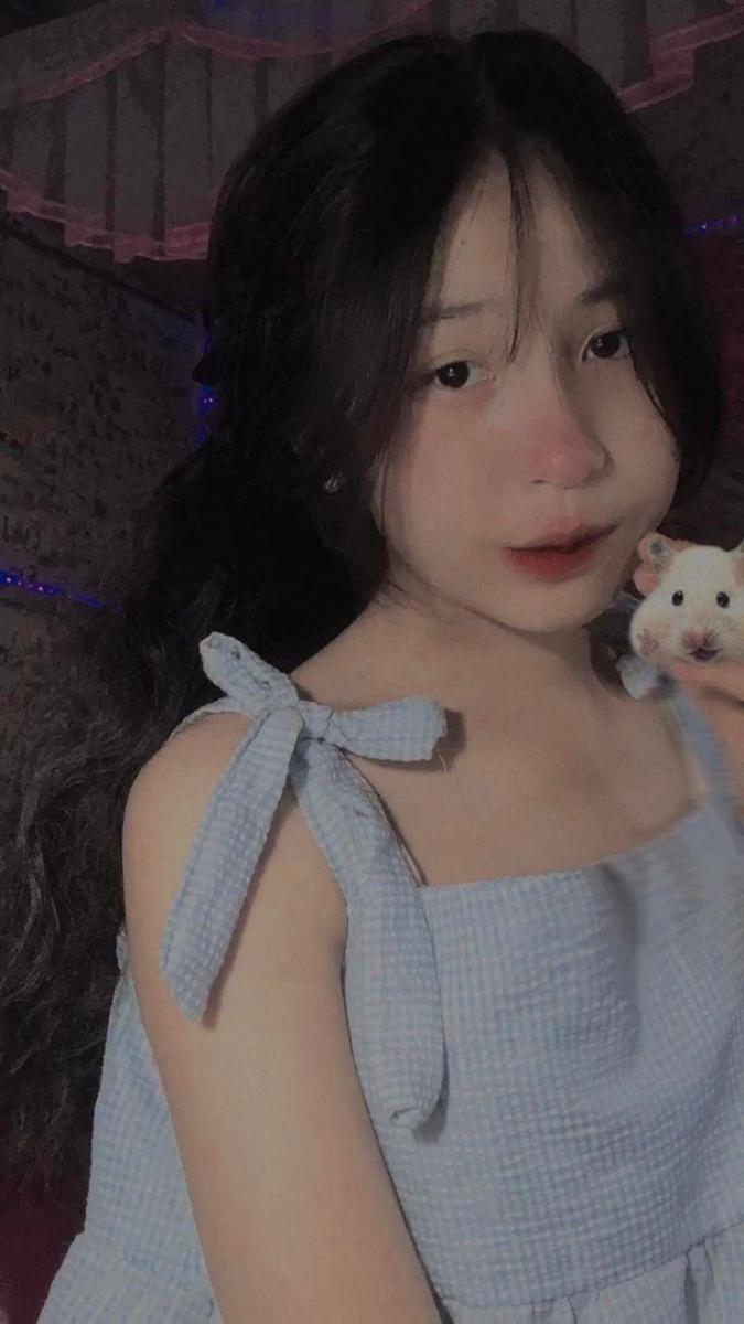 Ảnh gái xinh nóng với ngực to tóc đen mi hồng