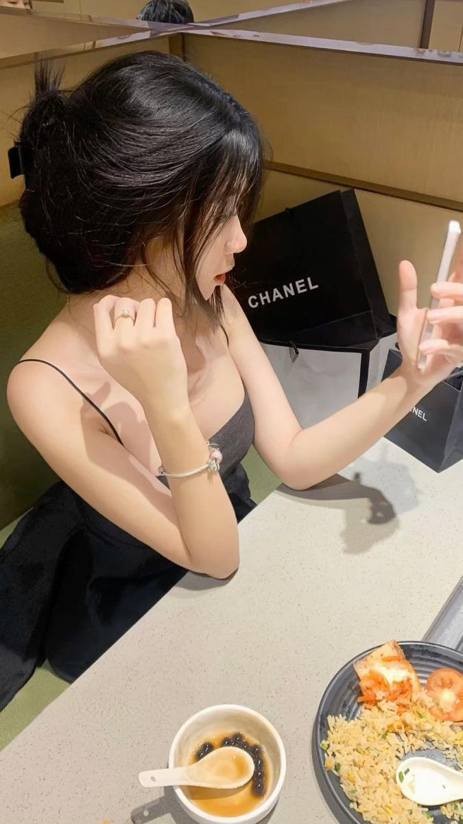 Gái Xinh Bikini Siêu Mỏng Và