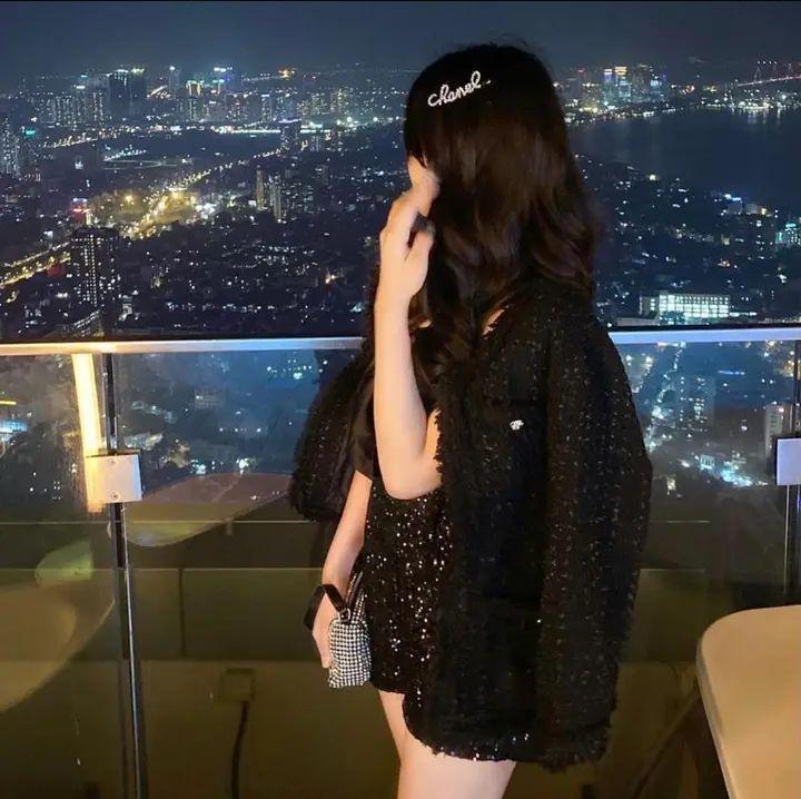 Ảnh gái xinh tóc ngắn, ngực to - Hạnh phúc đêm cre