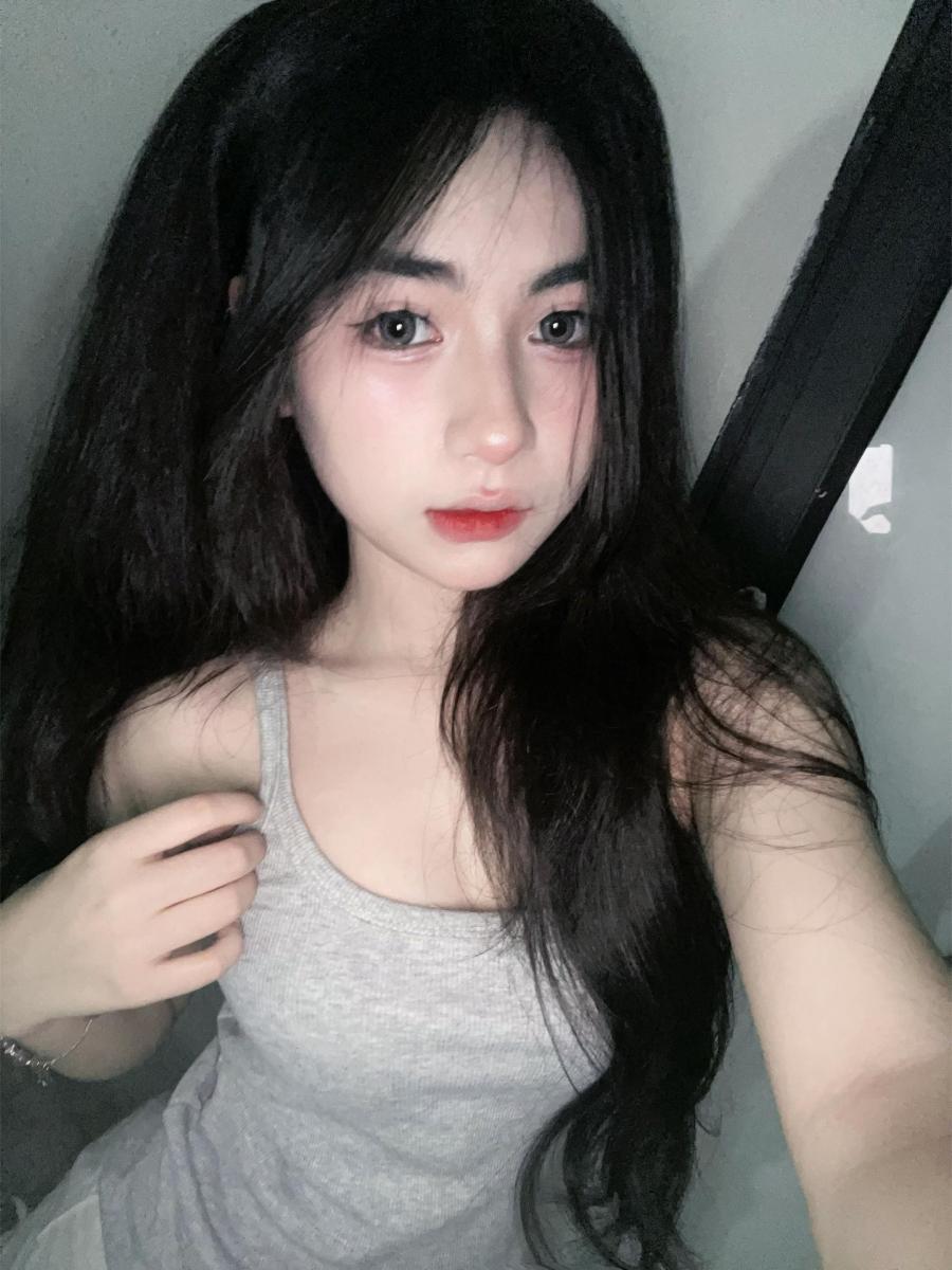 Ảnh gái xinh Tik Tok với ngực to và tóc mái dài