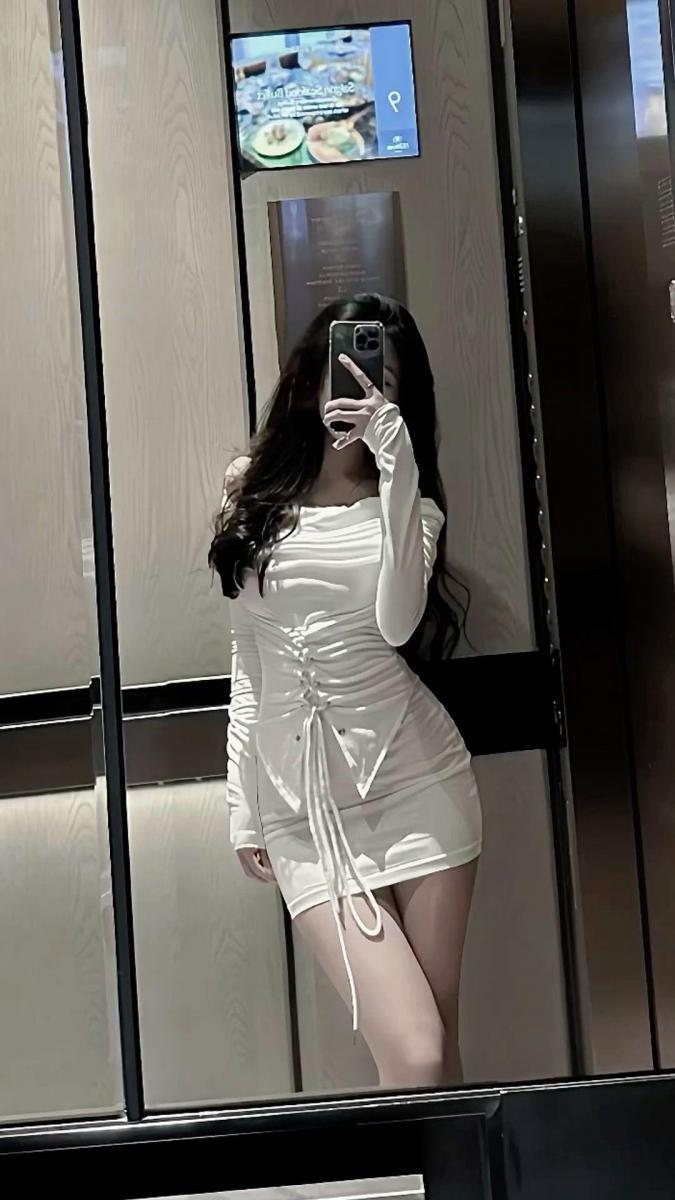 Gái xinh mặc váy trắng đeo khẩu trang